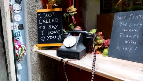 Ein-Spaziergang-Durch-Die-Straßen-Von-Porto,-Traditionelles-Altes-Telefon-Mit-Englischem-Schilddekor