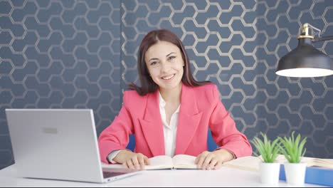 hablando con una joven mujer de negocios.
