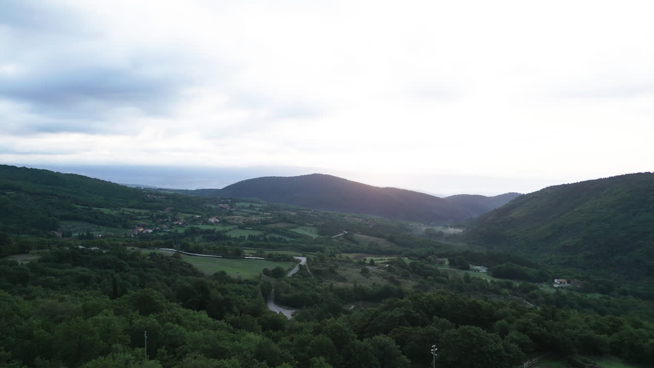 이 드론 영상으로 토스카나의 상징적인 언덕의 숨막히는 전경을 즐기세요