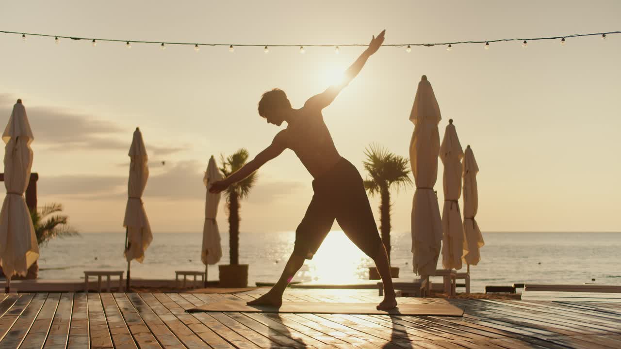 그 남자는 아침에  ⁇ 은 해변에서 발을  ⁇ 고  ⁇ 고 있습니다.