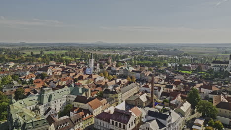 Litomerice,-Tschechien,-Luftaufnahme-V2,-Überführung-Des-Stadtzentrumsplatzes,-Aufnahme-Von-Historischen-Und-Kulturell-Reichen-Architektonischen-Gebäuden-Und-Straßen,-Wahrzeichen-Der-Allerheiligenkirche-–-Aufgenommen-Mit-Mavic-3-Cine-–-November-2022