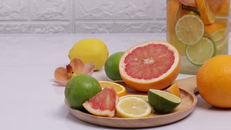 hacer agua de infusión de frutas cítricas