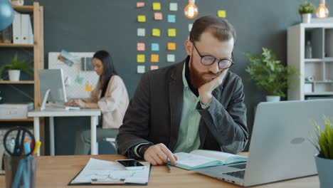 personas de negocios que trabajan en una oficina