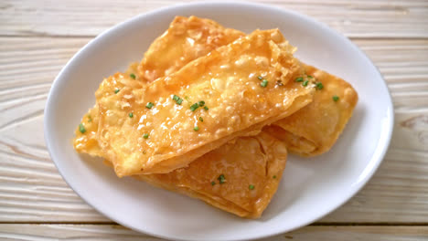 roti crujiente con azúcar en el plato