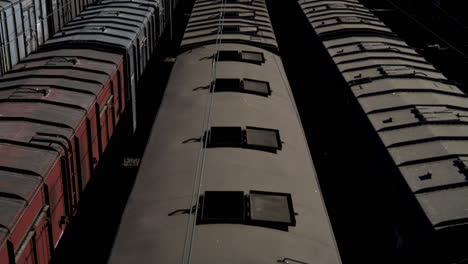 toma de ariel de una colección de trenes abandonados