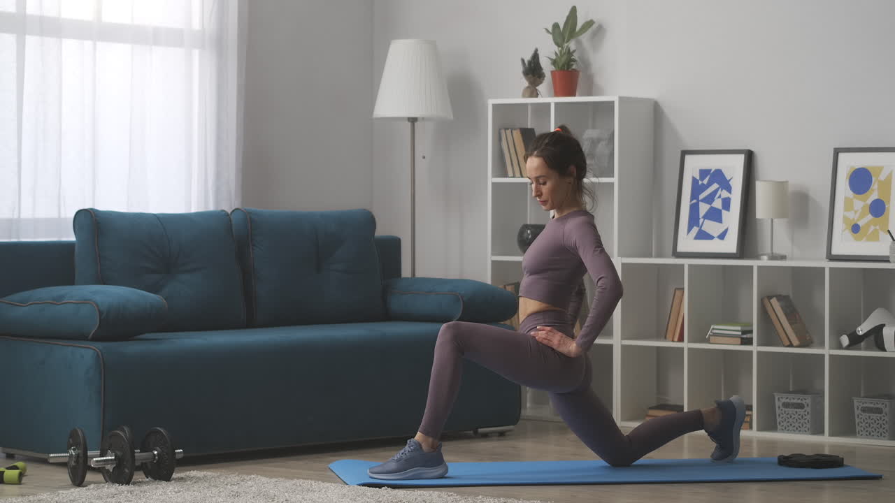 joven mujer deportiva está haciendo yoga asana entrenamiento en casa estirando las piernas músculos estilo de vida saludable cuerpo femenino delgado