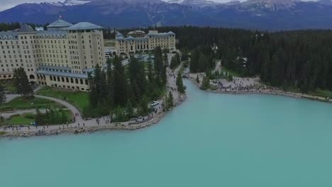 el lago louise en el parque nacional banff, alberta, canadá