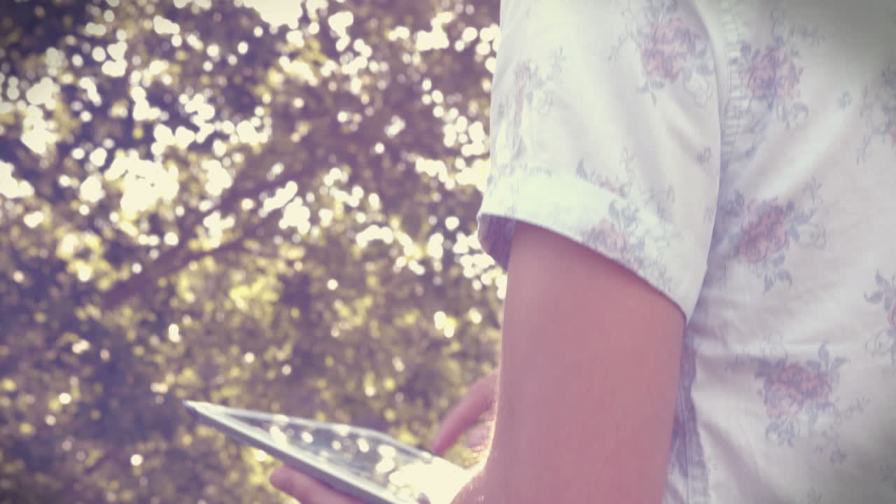 높은 품질의 형식으로 그의 태블릿 pc를 사용하는 잘생긴 스터