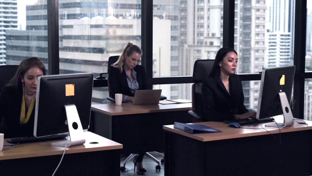 Professionisti che lavorano con computer desktop in ufficio