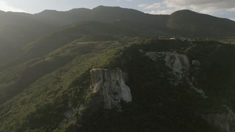 Nebliges-Goldenes-Sonnenlicht-Auf-Der-Felsformation-Hierve-El-Agua-In-Den-MX-Bergen