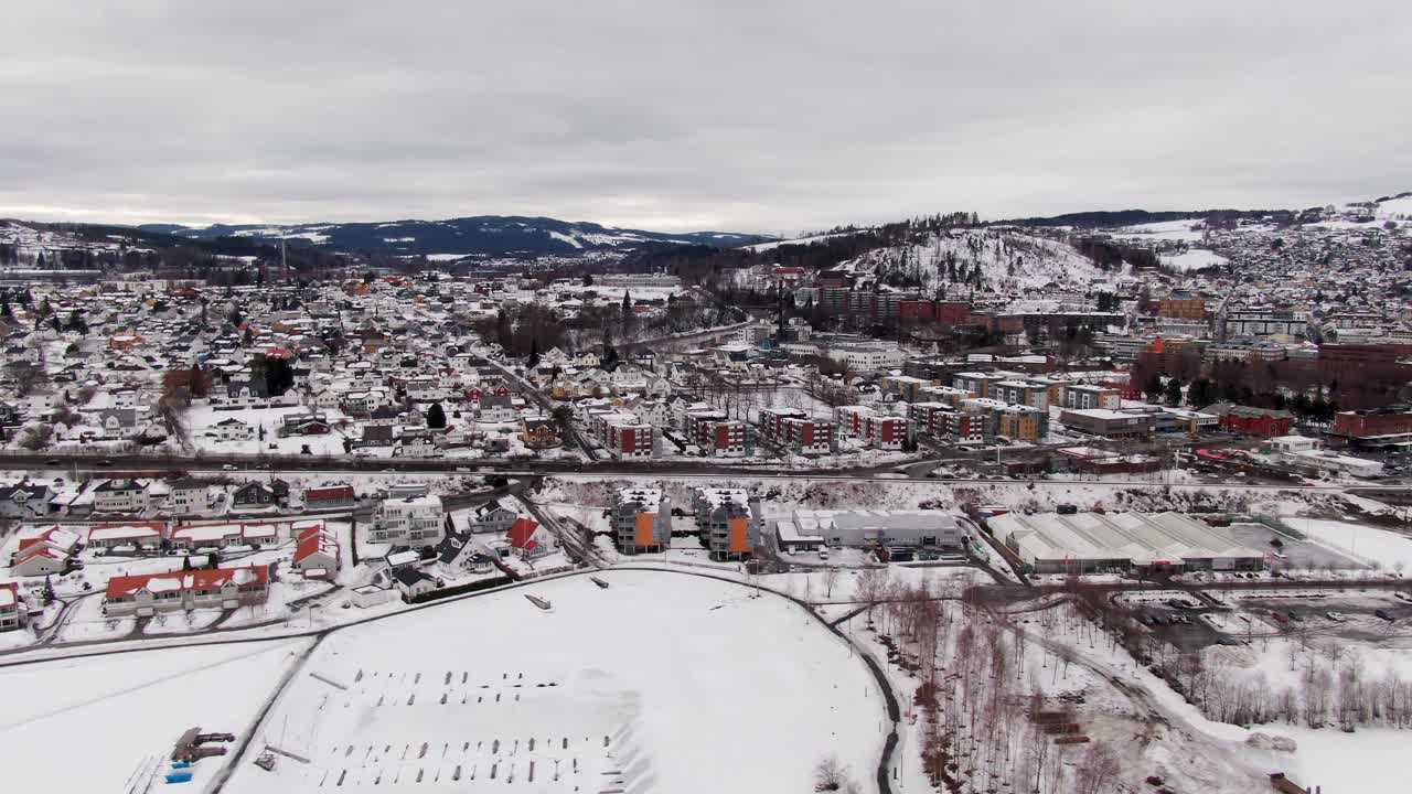 Ampia ripresa aerea in dolly sulla città universitaria di Gjövik, in Norvegia, in una giornata invernale