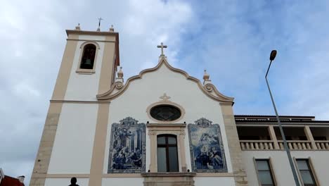 Vera-Cruz-Kirche-Von-Aveiro-Mit-Einer-Weißen-Fassade,-Geschmückt-Mit-Blauen-Fliesen,-Portugal