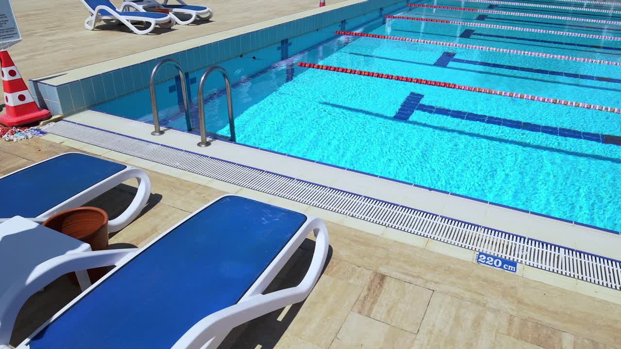 fondo de la piscina olímpica en un día soleado y brillante