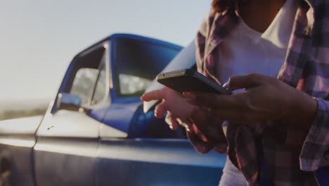 mujer joven en un viaje por carretera en camioneta