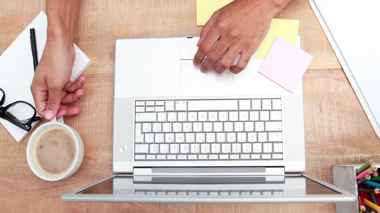 gastos generales del hombre que trabaja en el escritorio