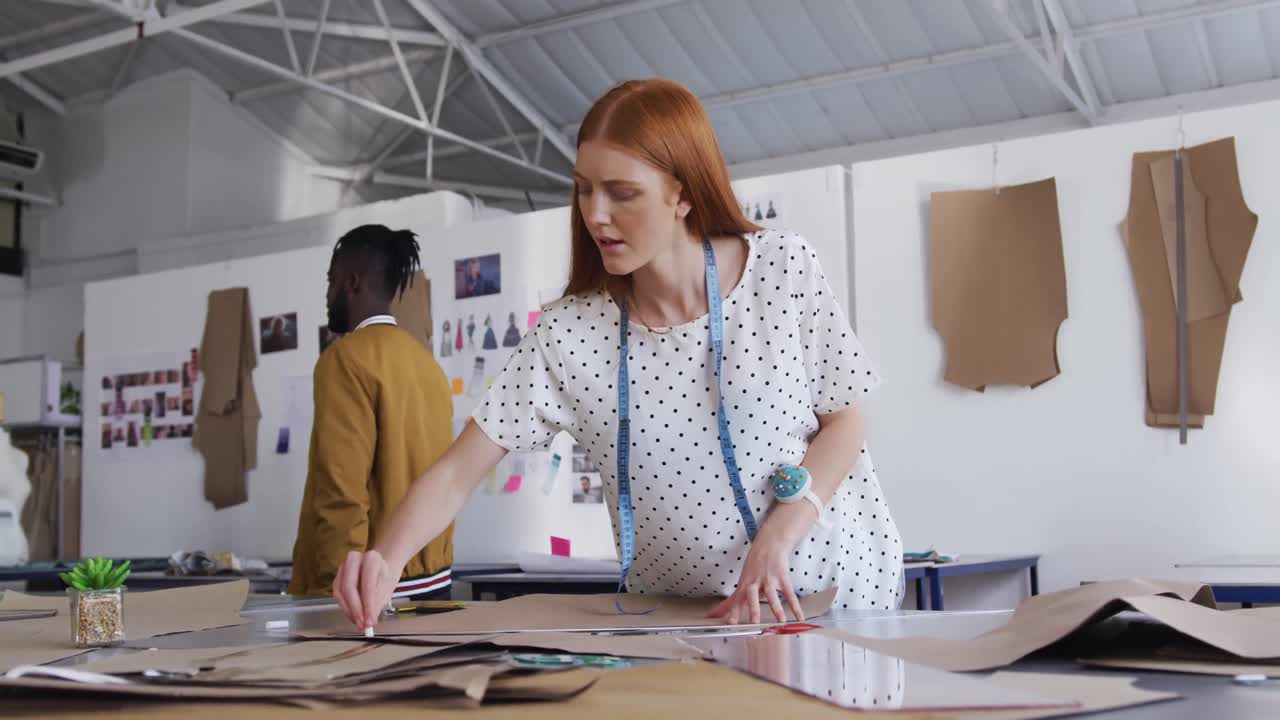 Donna caucasica che lavora in un ufficio di moda