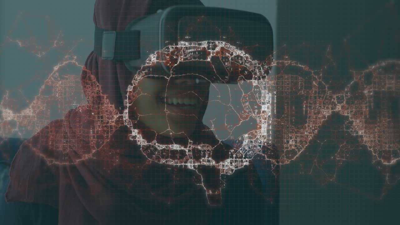 animación de escaneo cerebral y procesamiento de datos médicos en la interfaz, sobre el hombre sonriente en el auricular vr