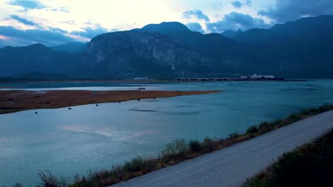 Drone-Aéreo-Vuela-Sobre-Squamish-Spit-Y-Estuario-área-De-Conservación-Howe-Sound,-Fiordos-Más-Australes-En-Columbia-Británica,-Canadá