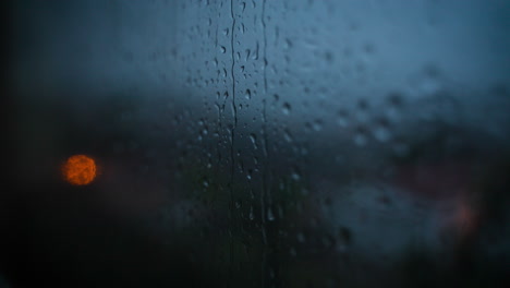 Gotas-De-Lluvia-Cayendo-Sobre-La-Ventana-Crepuscular-Bajo-La-Lluvia-Azul