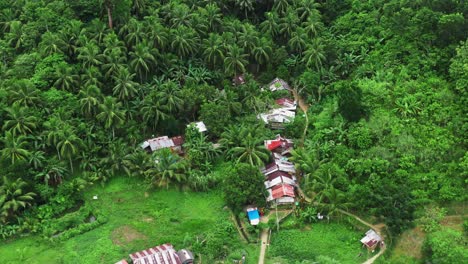 Pequeña-Comunidad-En-Colinas-Densamente-Boscosas-Cerca-Del-Municipio-De-San-Bernardo,-Sur-De-Leyte,-Filipinas