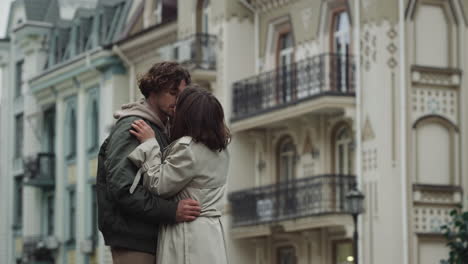 pareja de amor sintiéndose feliz en el centro de la ciudad