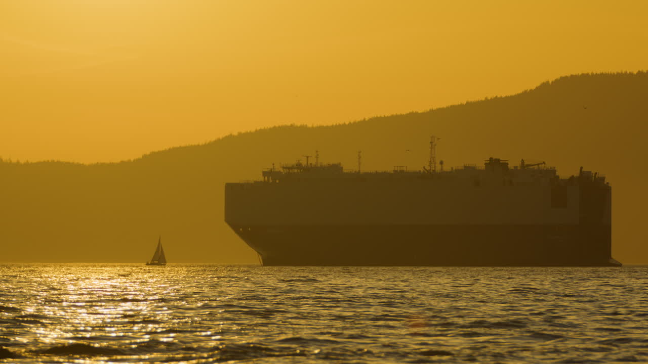 밴쿠버 에 있는 실루 ⁇  된 화물 선박 과 작은 세일 보트 영어 만 - 해가 지는 하늘