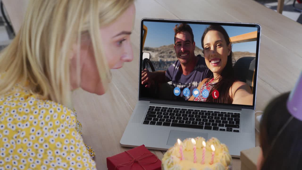 madre y hija caucásicas celebrando su cumpleaños en video llamada en computadora portátil en casa