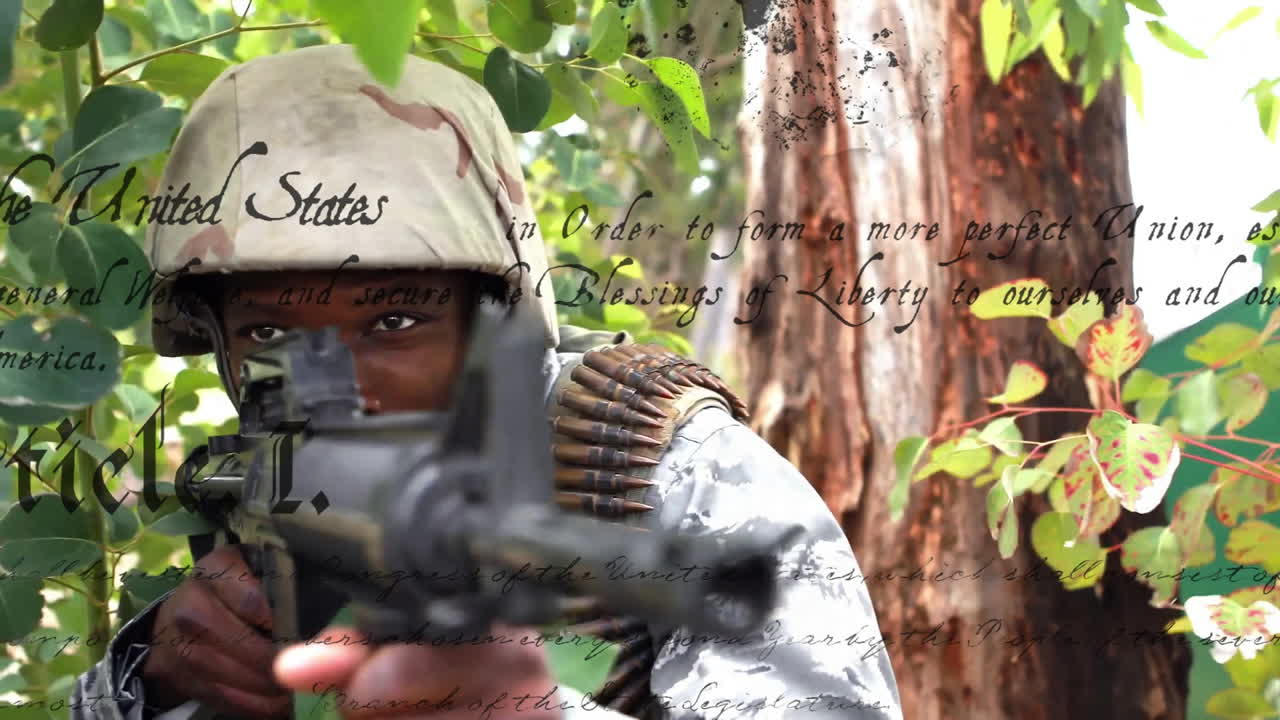 Animasjon av grunnlovstekst over afroamerikansk mannlig soldat med våpen