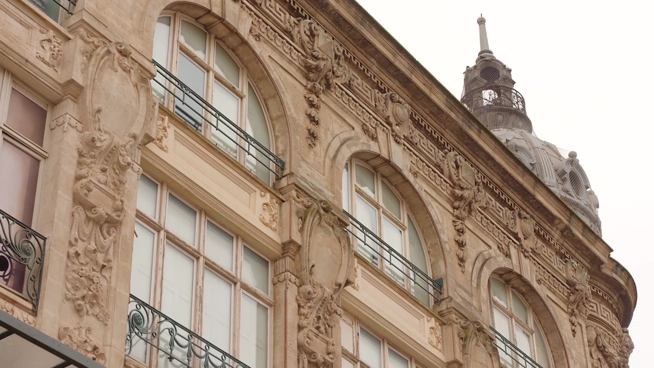 Esterno di un elegante edificio vintage con struttura a cupola, Piazza principale di Narbonne, Sud della Francia.