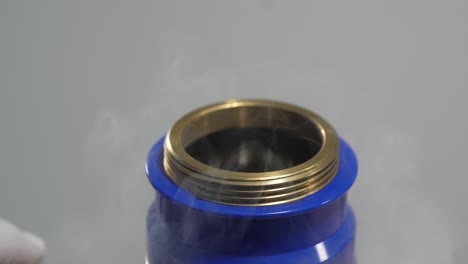 reacción de gas y nitrógeno en el termo del aplicador dermatológico