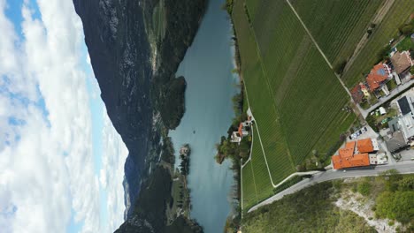 el lago toblino en trentino en italia