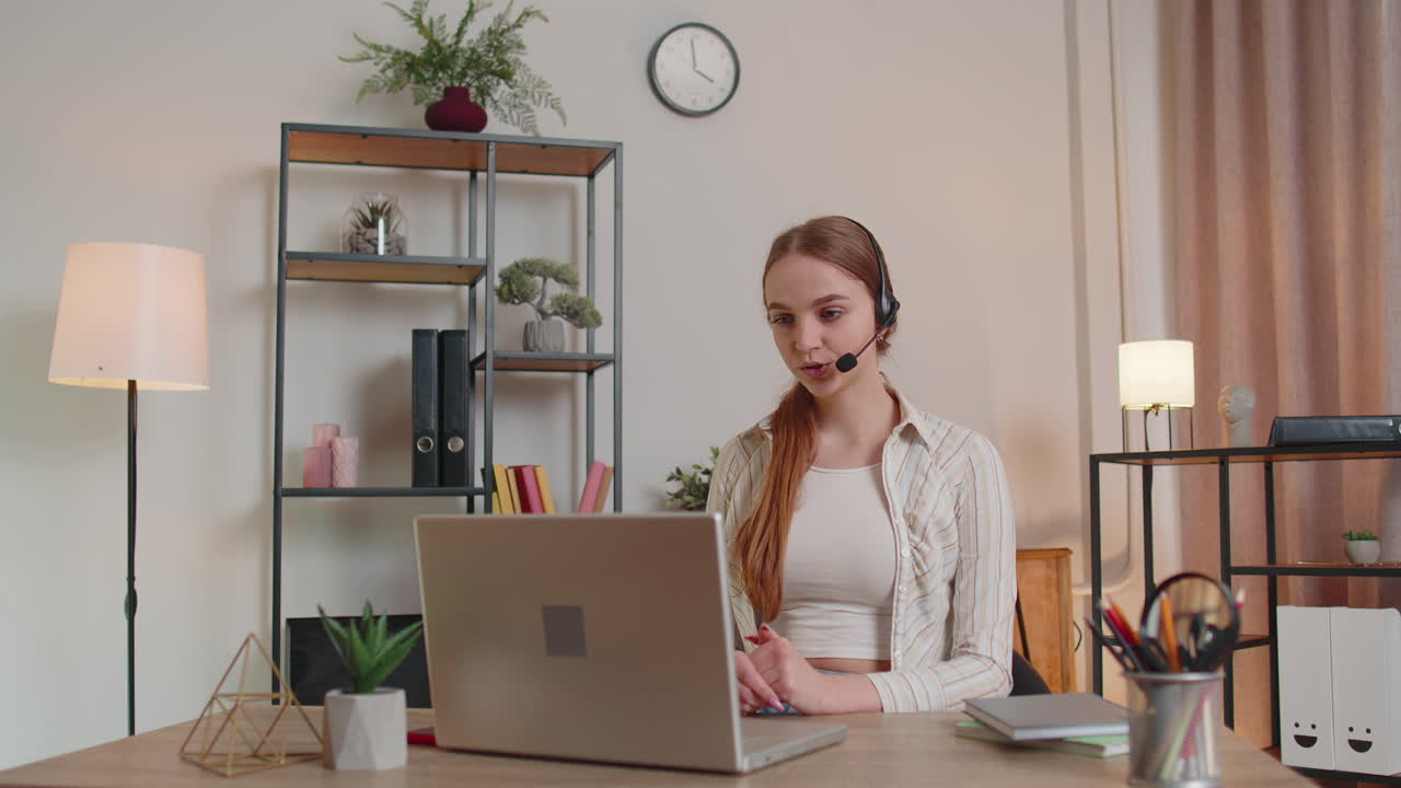 mujer con auriculares usando computadora portátil, hablando, trabajando operador de servicio de soporte al cliente en la oficina de casa