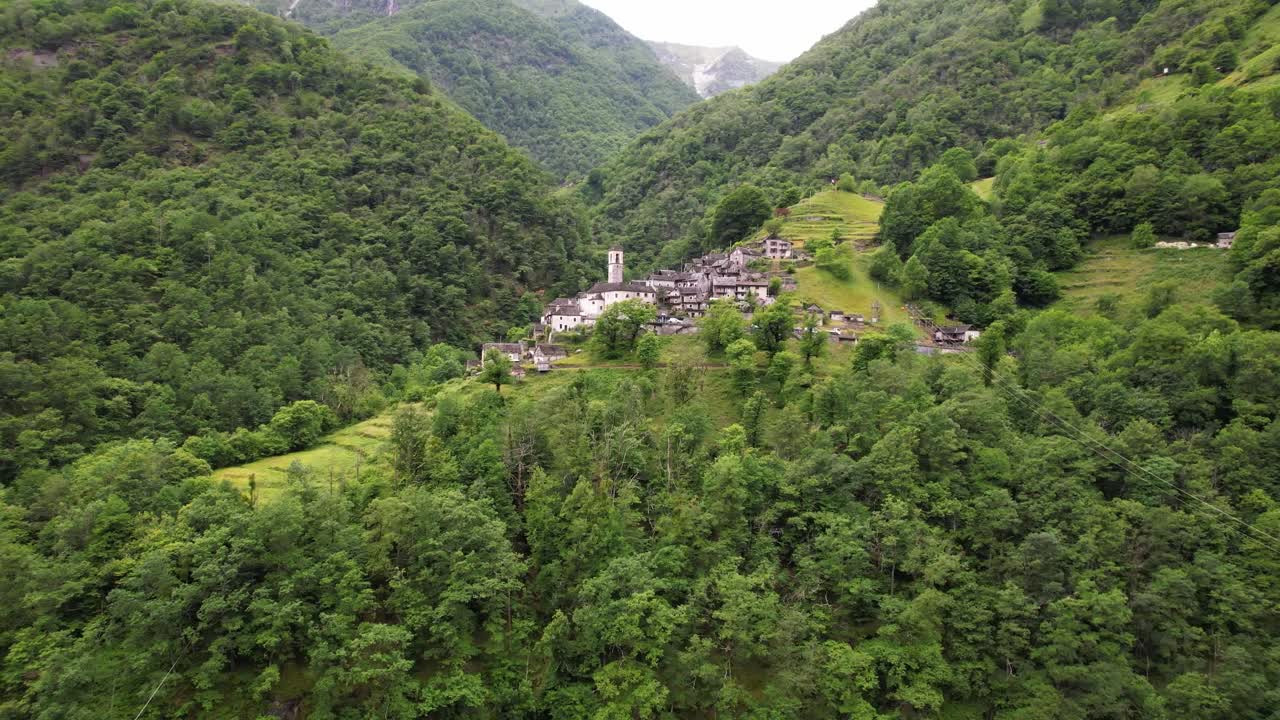 el pueblo de corippo se encuentra en el valle de verzasca en la suiza de habla italiana y encanta con sus antiguas casas de piedra