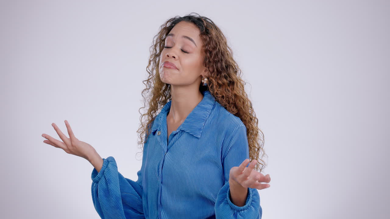 cara, encogimiento de hombros y mujer con duda