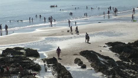 Gente-Jugando-En-La-Playa