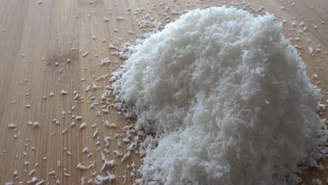 flocos de coco rallados. ingrediente dietético natural de las nueces