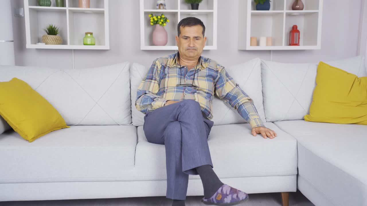 집에서 슬프고 외로운  ⁇ 은이.