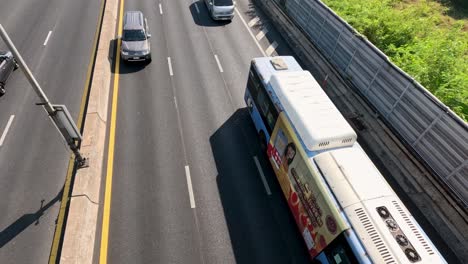 vehículos que se desplazan a lo largo de una autopista de varios carriles