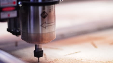 router cnc que trabaja en madera