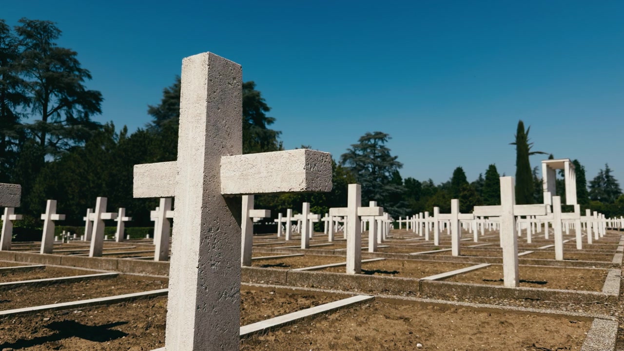 Croci cimiteriali sotto il cielo blu per la commemorazione del Memorial Day