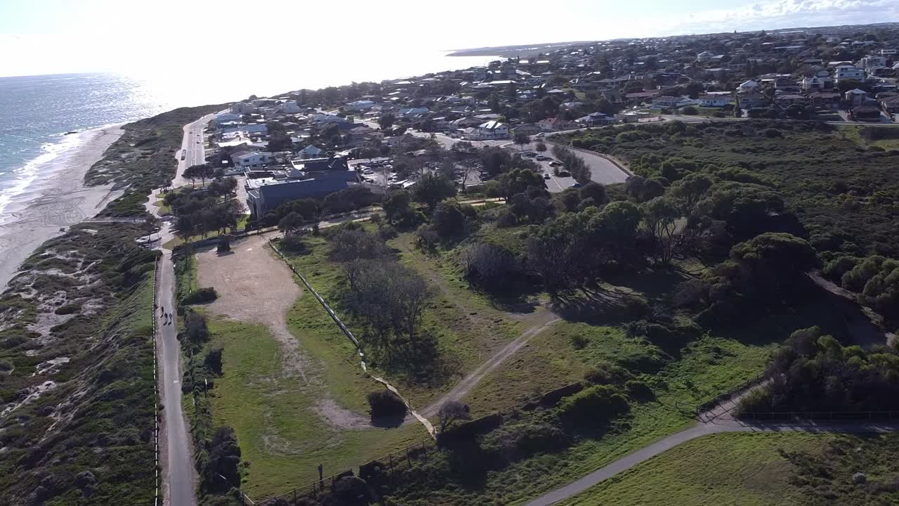 밝은  ⁇ 은 겨울 날에 전  ⁇ 스 록스 카라반 파크 사이트를 둘러싼 넓은  ⁇ 도 촬영