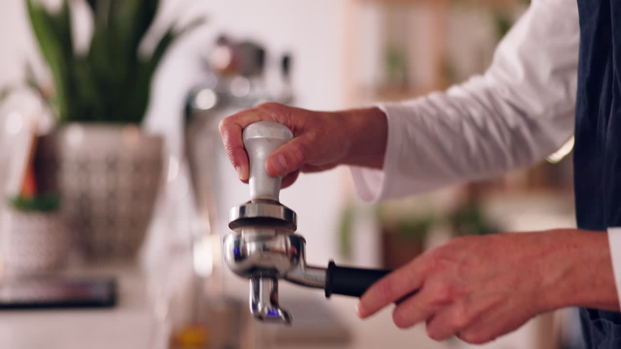 Mani, barista e portafiltro