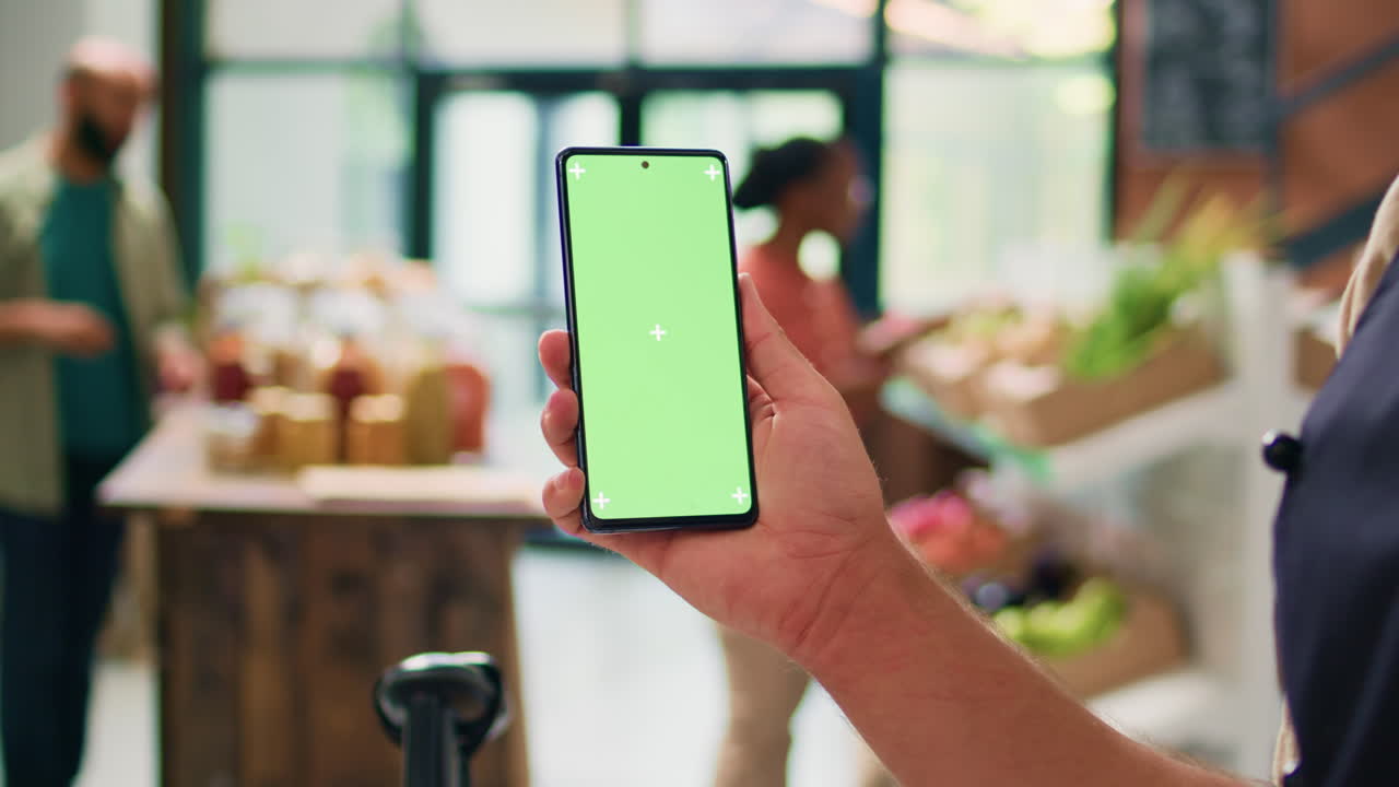 el propietario utiliza una pantalla verde en el teléfono inteligente