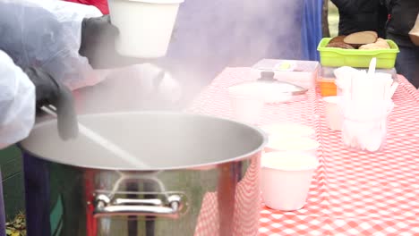 una olla de sopa para las personas necesitadas