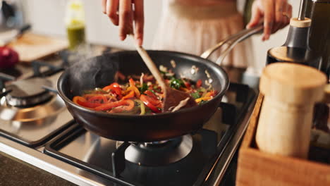 cocinando verduras de colores en una sartén