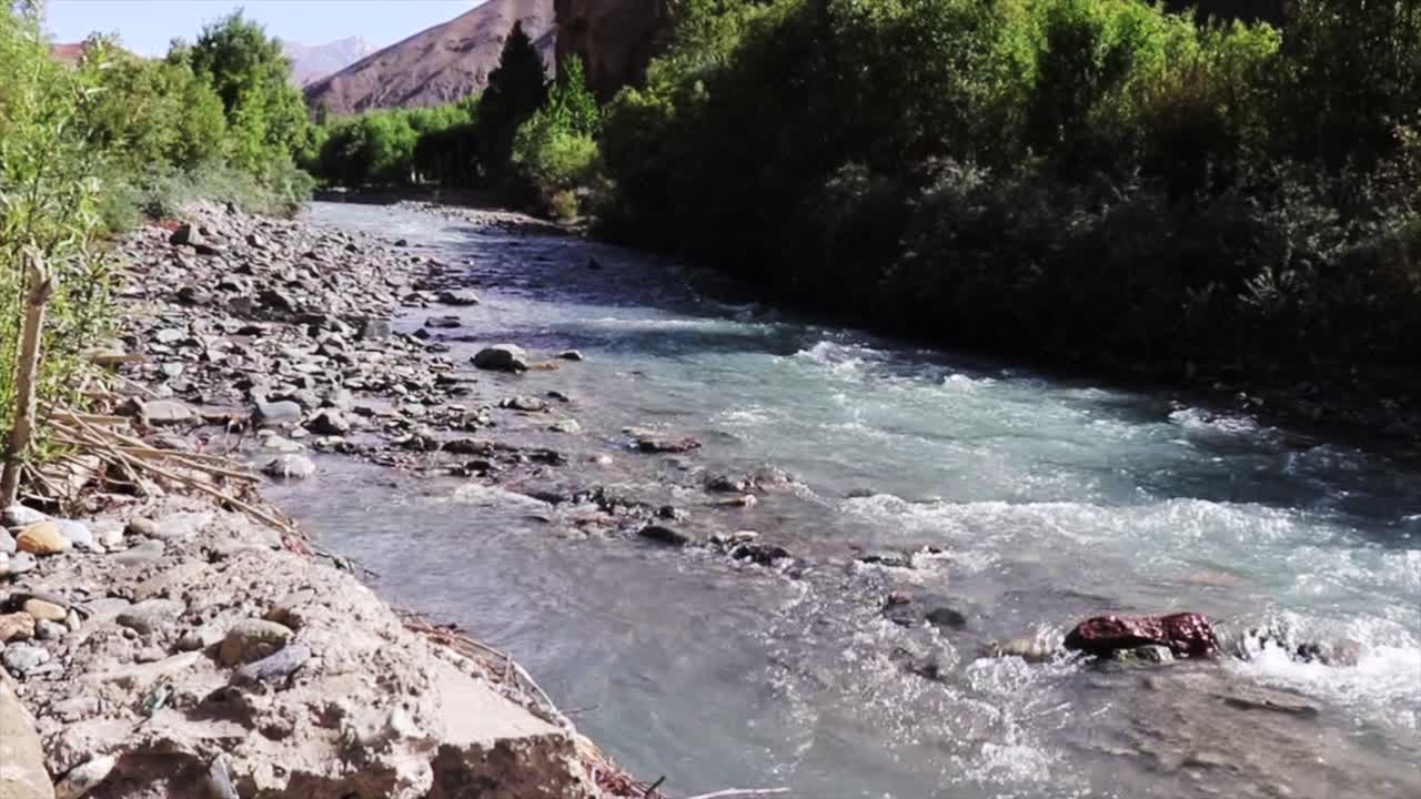 depósito de agua corriente un río estanque en la estación montañosa de kargil ladakh