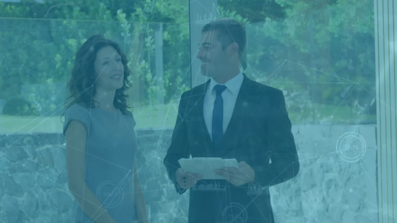 Um empresário e o seu cliente estão a conversar e a apontar para algo ao longe