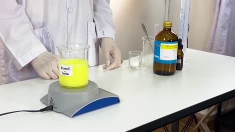 demostración de reacción química con cambio de color