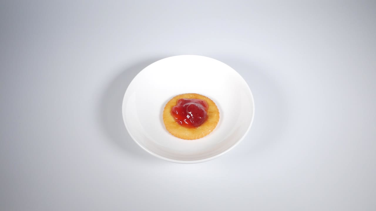 Round crackers with strawberry jam