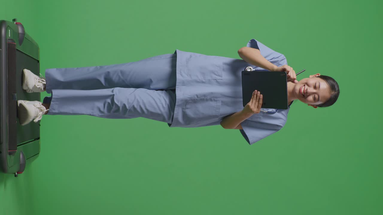 enfermera en una cinta de correr con una tableta